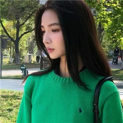 出墙红杏两家春